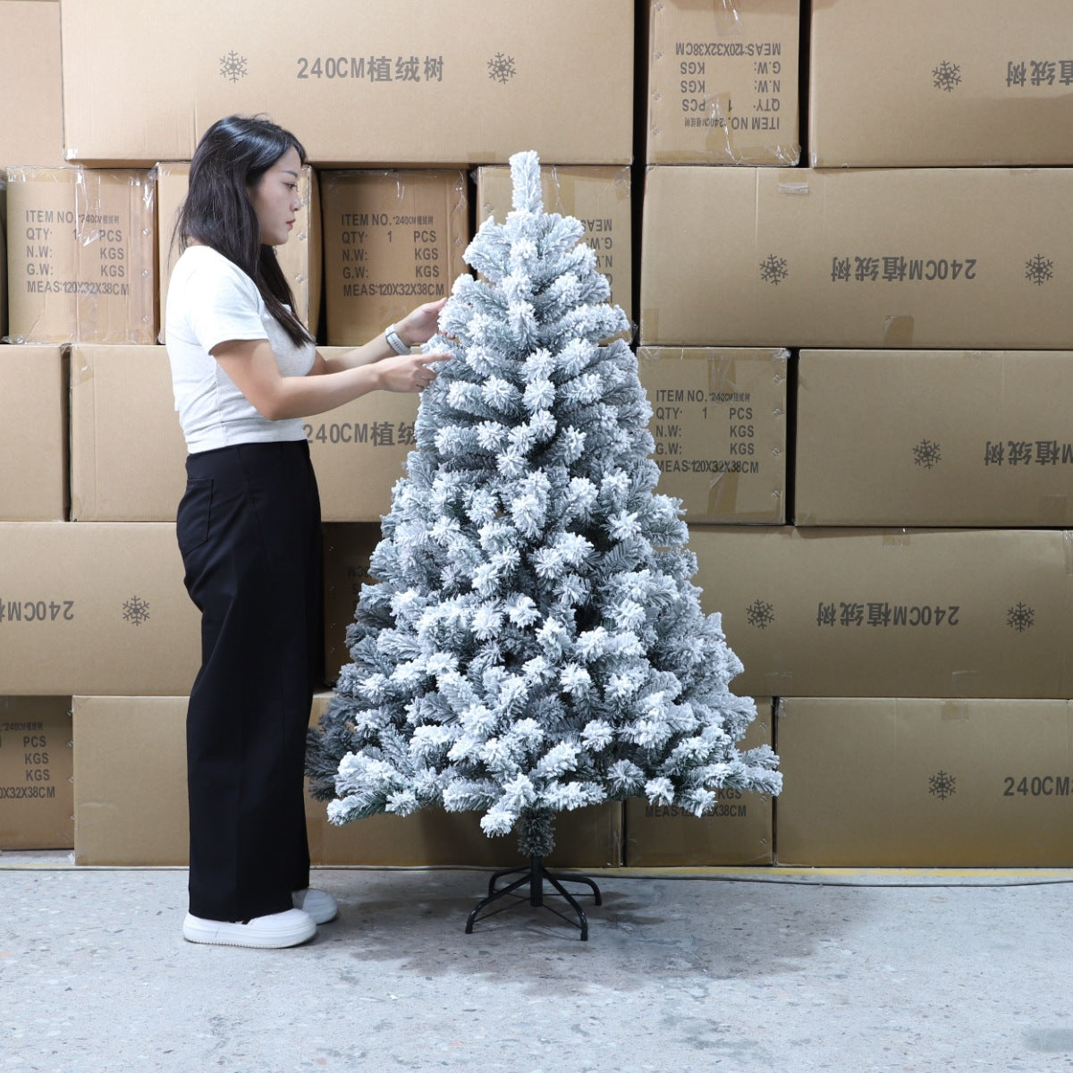 1.5M White Snow-Flocked Christmas Tree – 450 Tips Frosted PVC Pine